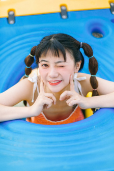 脱了乳罩喂男人吃奶喷出奶水
